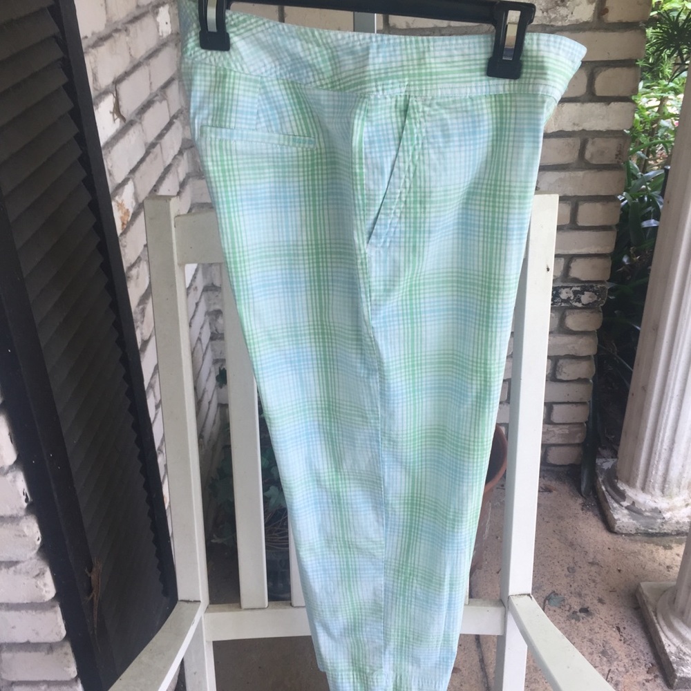 Izod stretch light plaid capris. Great for golf - Picture 3 of 5
